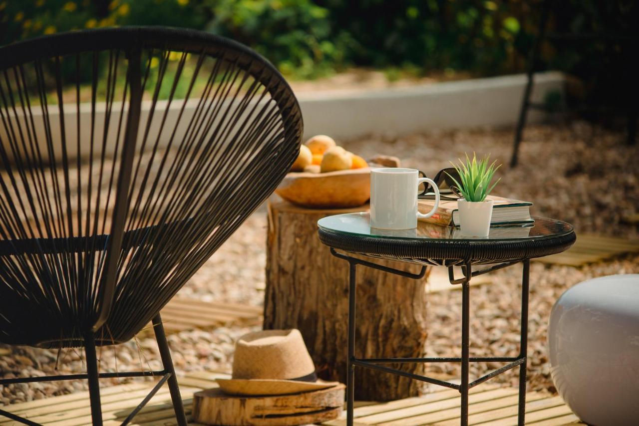 A House In Estoril - Adults Only Hotel ภายนอก รูปภาพ A garden chair