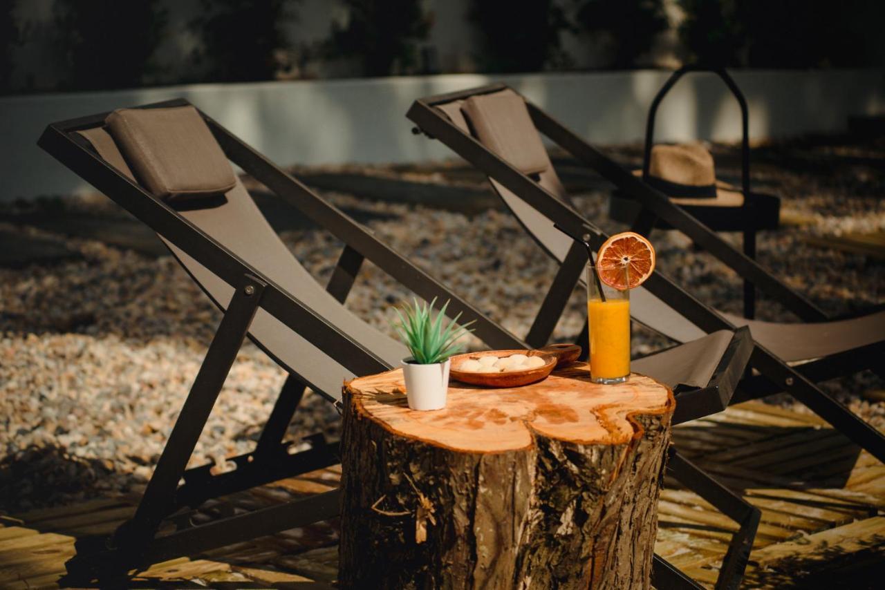 A House In Estoril - Adults Only Hotel ภายนอก รูปภาพ A tree stump table